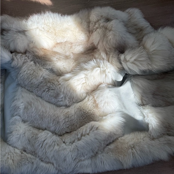 Luxurious Cream Fur Jacket - Picture 15 of 15